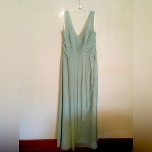 NWT David’s Bridal Crinkle Chiffon Long Maxi Dress in Meadow Size 12